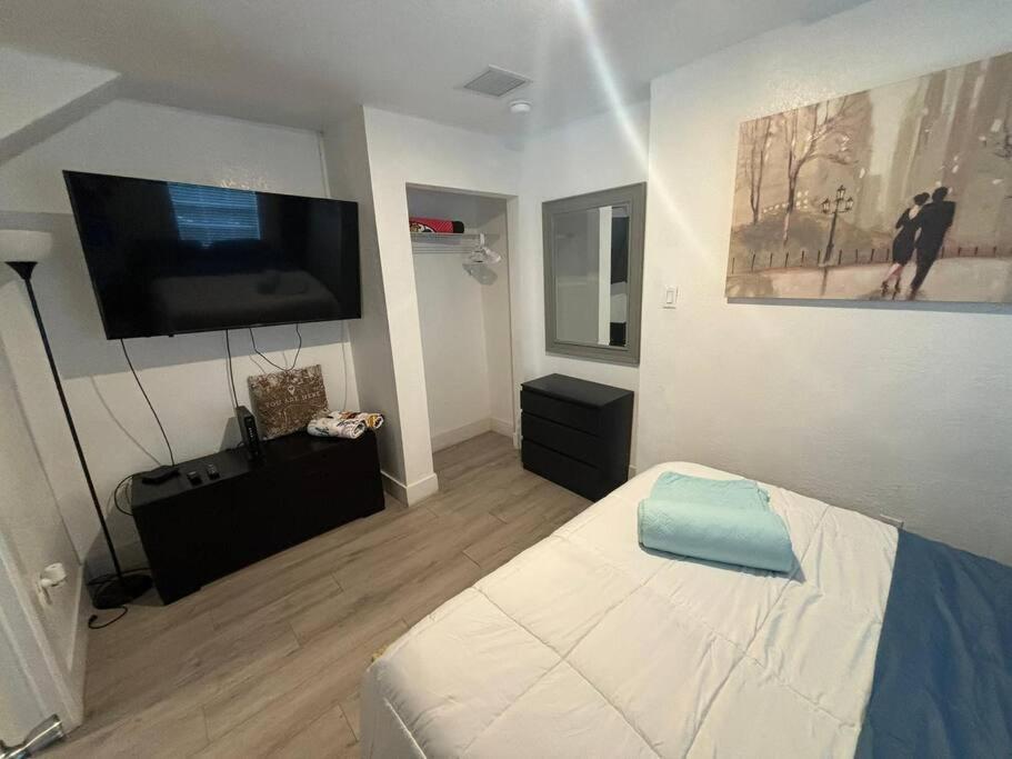 Quiet & Centrally Located House - Private Parking, Laundry And Storage For Luggage Miami Eksteriør billede