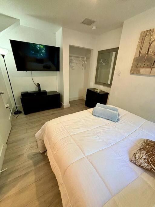 Quiet & Centrally Located House - Private Parking, Laundry And Storage For Luggage Miami Eksteriør billede