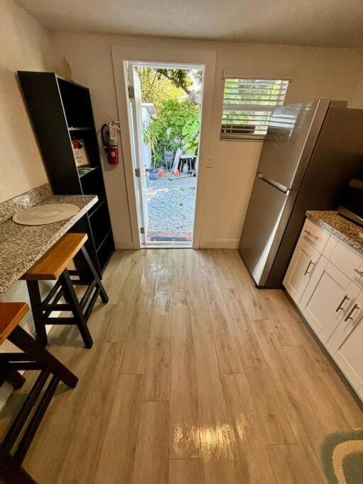 Quiet & Centrally Located House - Private Parking, Laundry And Storage For Luggage Miami Eksteriør billede